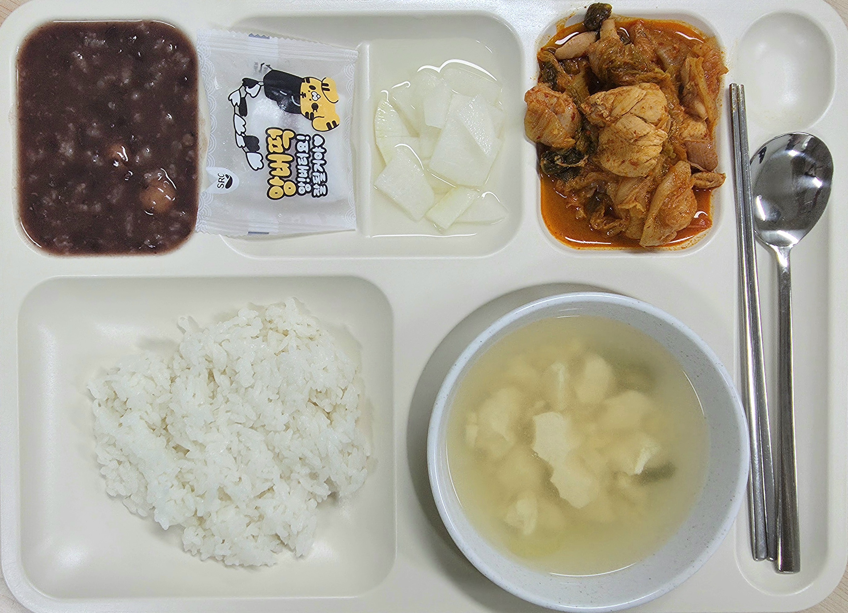 백미밥
순두부백탕(5.6)
김치닭찜(5.6.9.15)
동지팥죽(6)
동치미(6)
앙버떡(2.6)_이미지