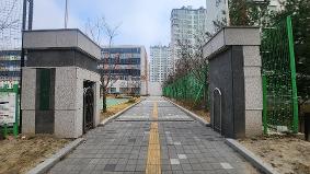 증축공사로 인한 안전펜스 설치로 후문 등교